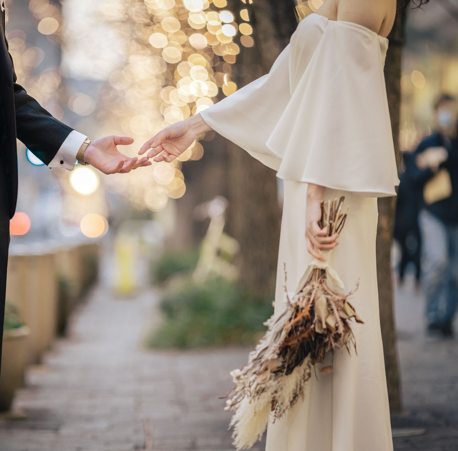 ウェディングドレスを着た花嫁とタキシードを着た新郎の写真
