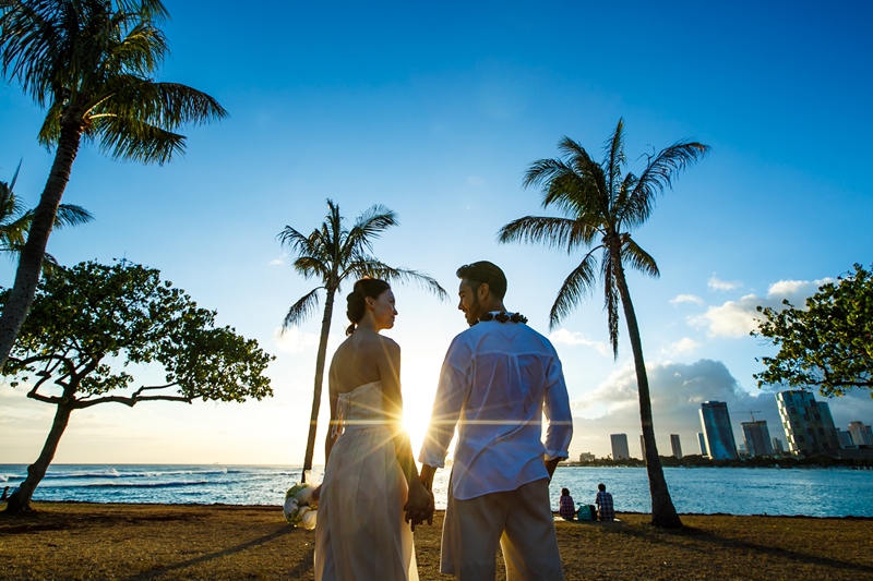 ハワイのヤシの木をバックに撮影した結婚写真