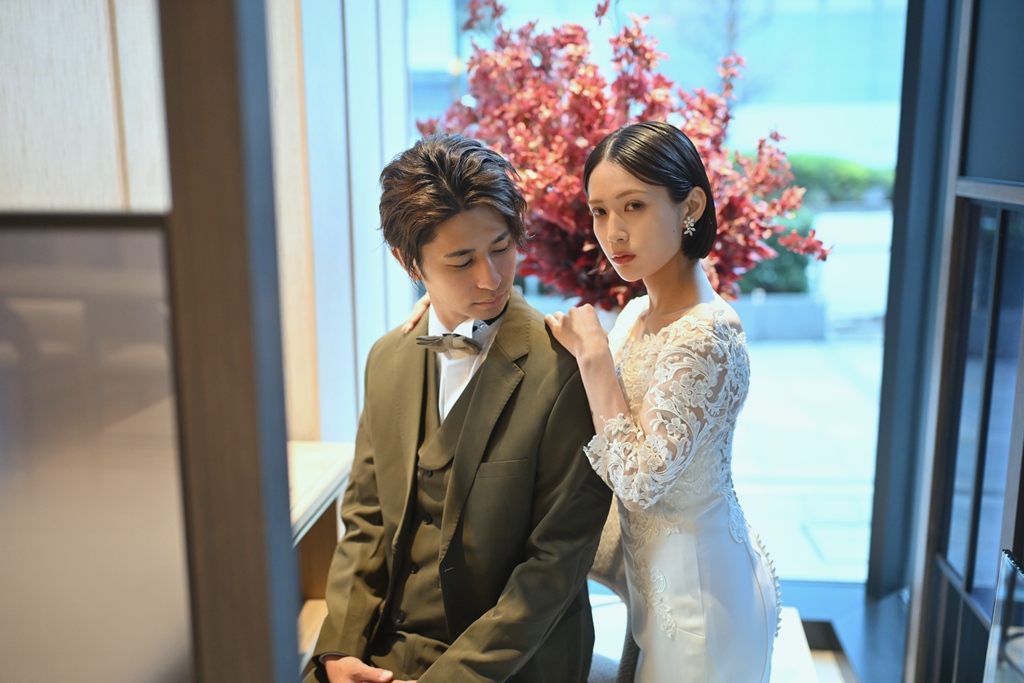 愛を現したスカーレッドブーケと新郎新婦