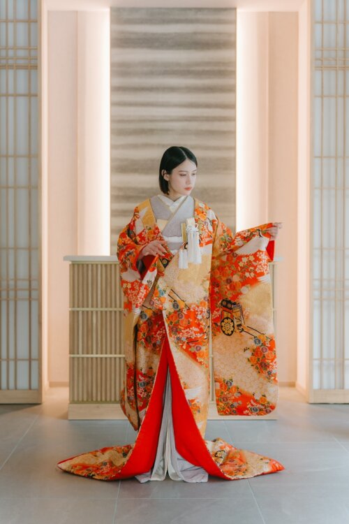 YK16 橙と金地に鶴と花々が舞う色打掛姿の花嫁