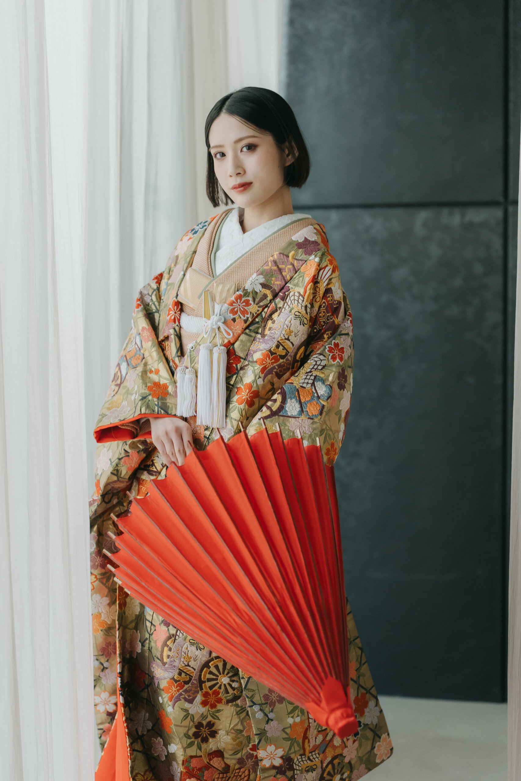 赤い扇を手にスタジオで佇む色打掛の花嫁、和装スタジオフォトの前撮り