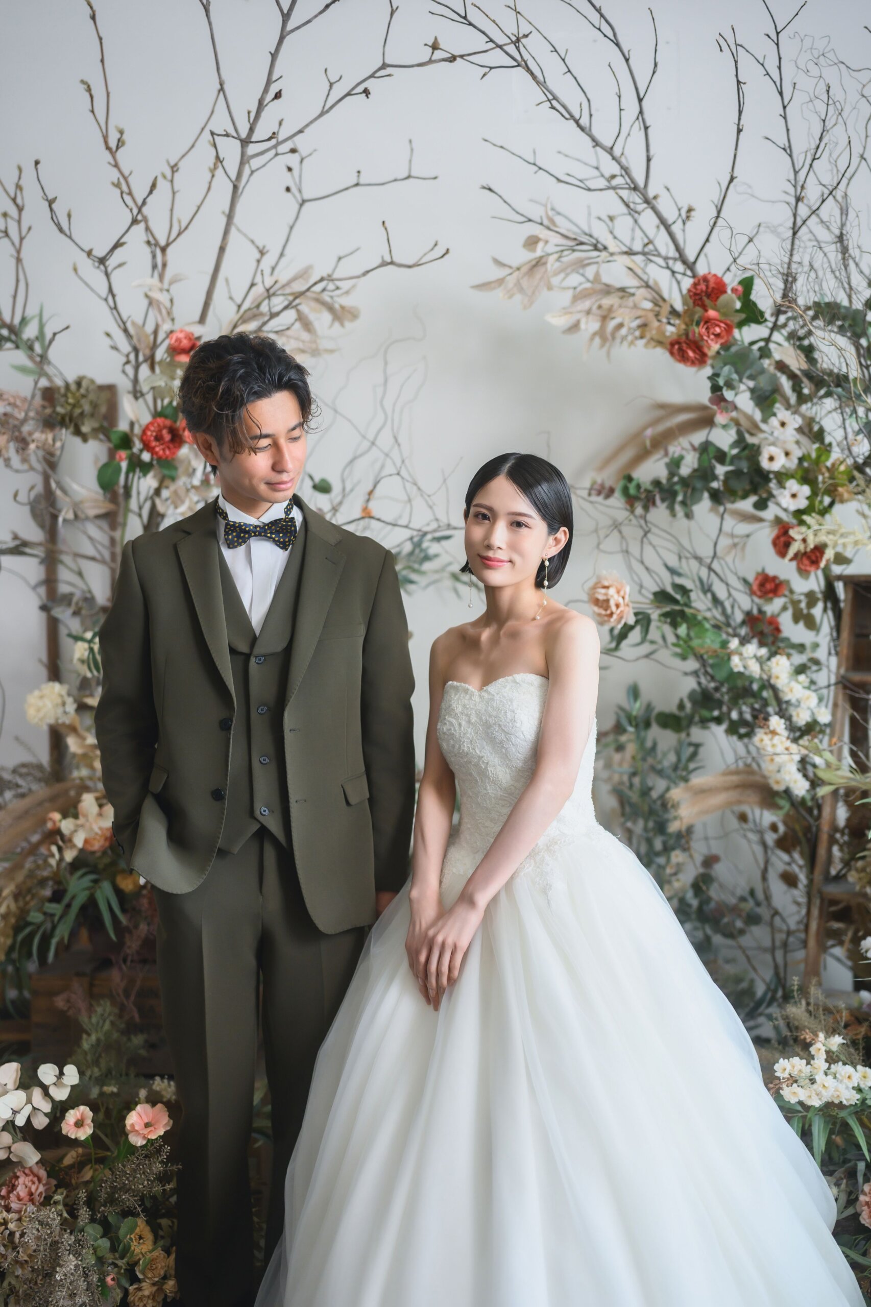 完成したウェディングアルバムを見る夫婦