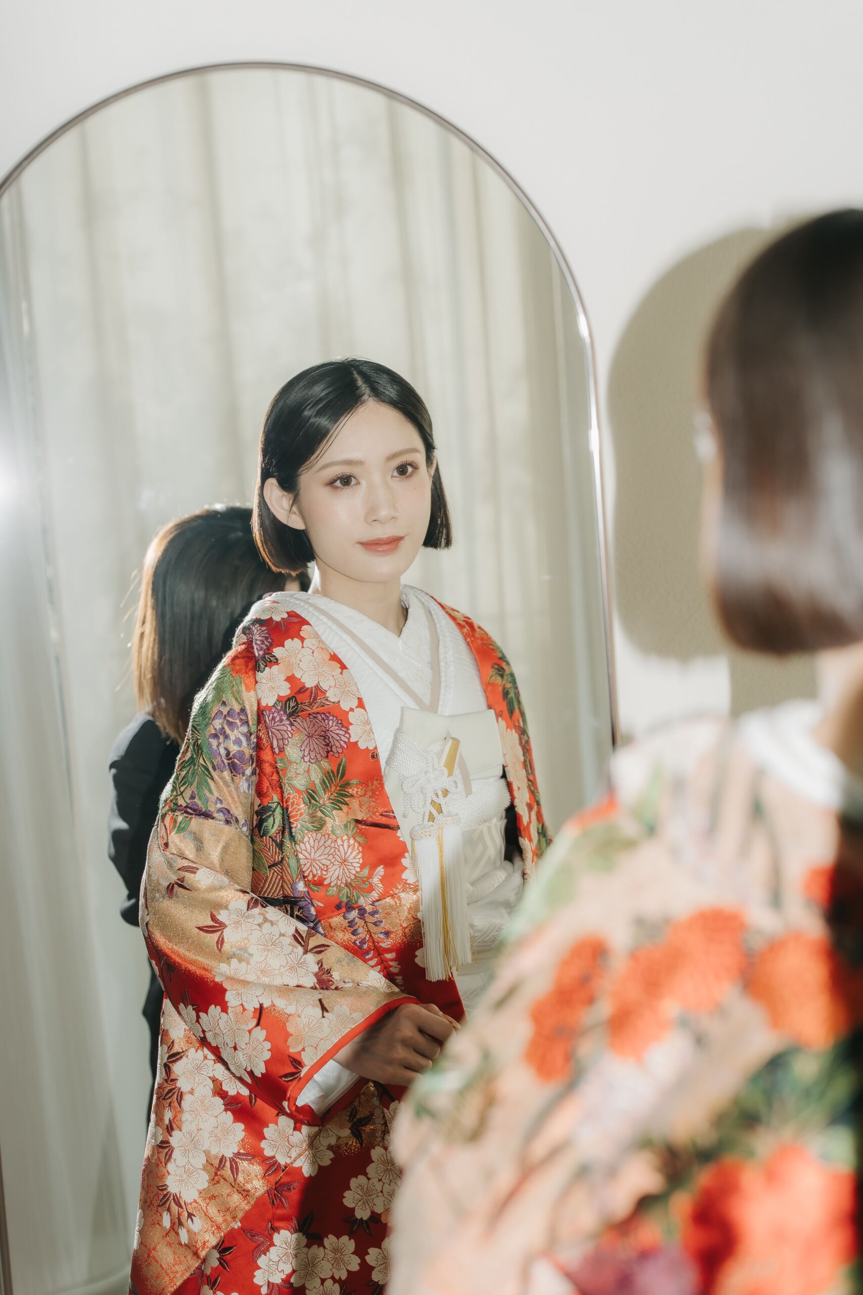 ヘアメイクアーティストが施術する様子