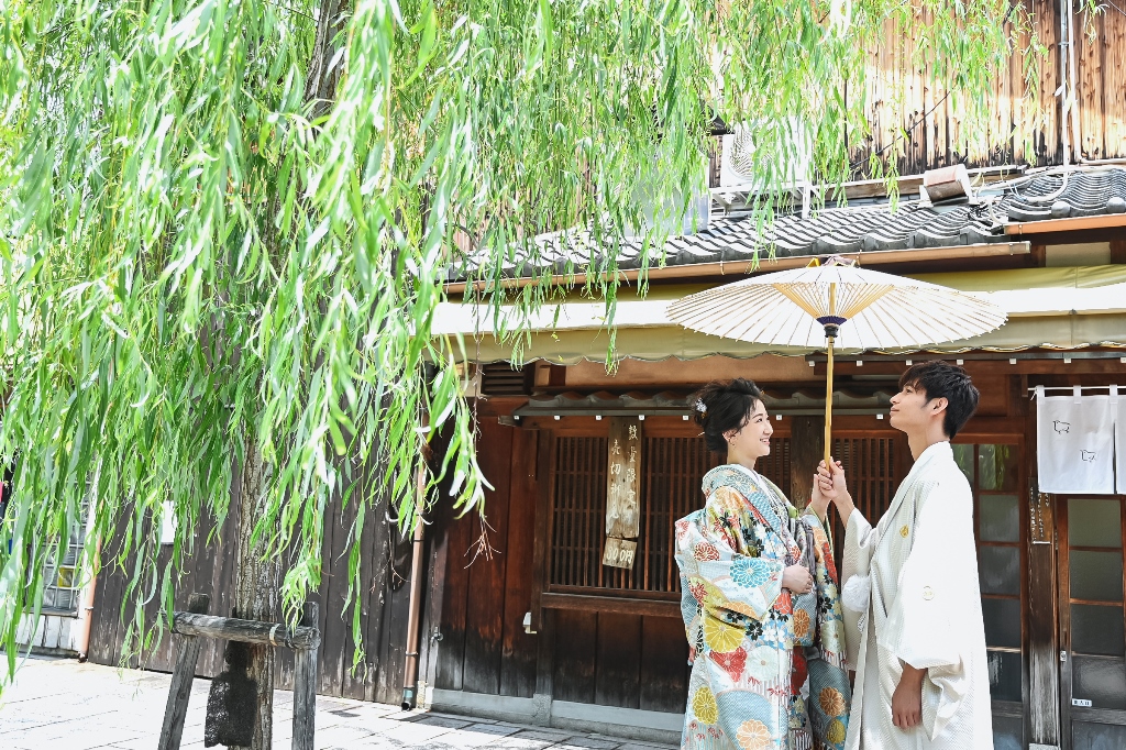 祇園の柳と新郎新婦