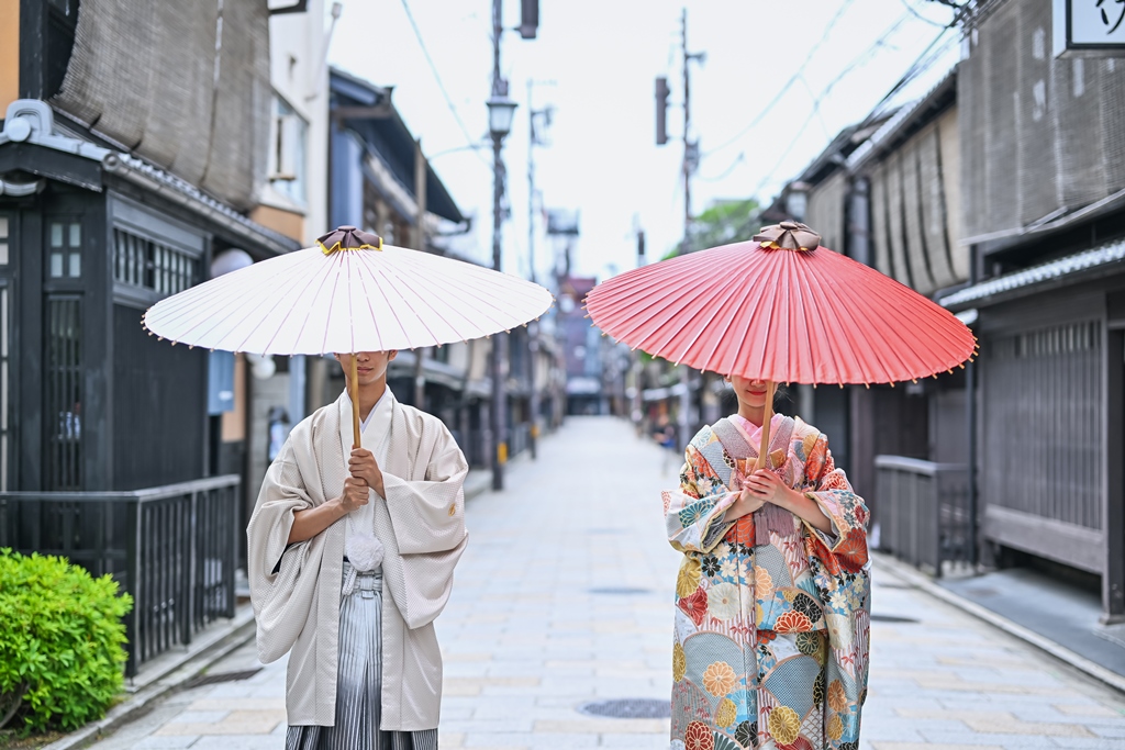 祇園の街並みで撮ったアートな結婚写真