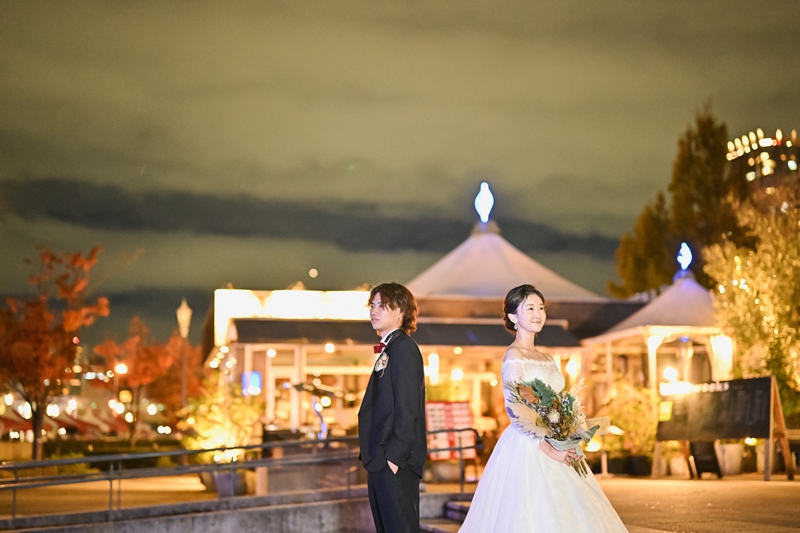 中央公会堂近くの中之島公園のカフェの前で撮った結婚写真