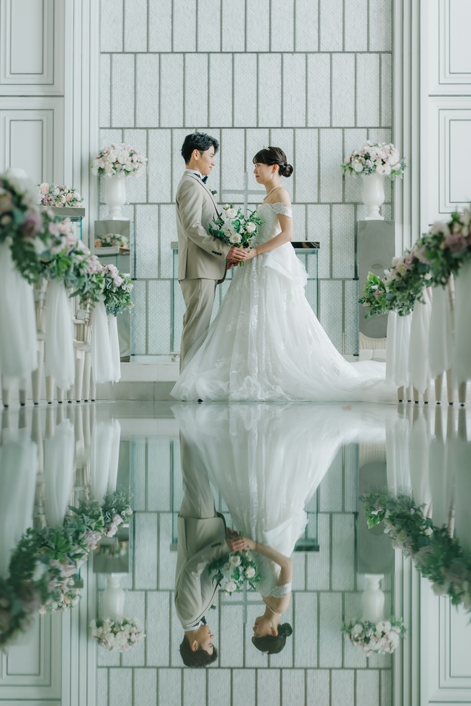 トレーンが広がるドレス姿の花嫁