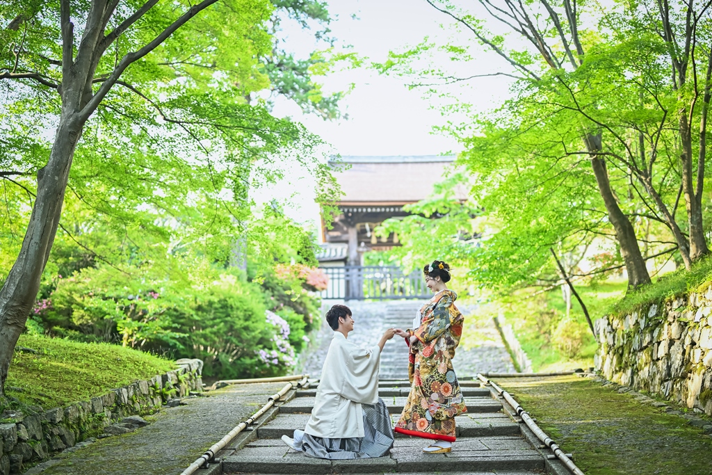 緑がきれいな和装ウェディングフォト