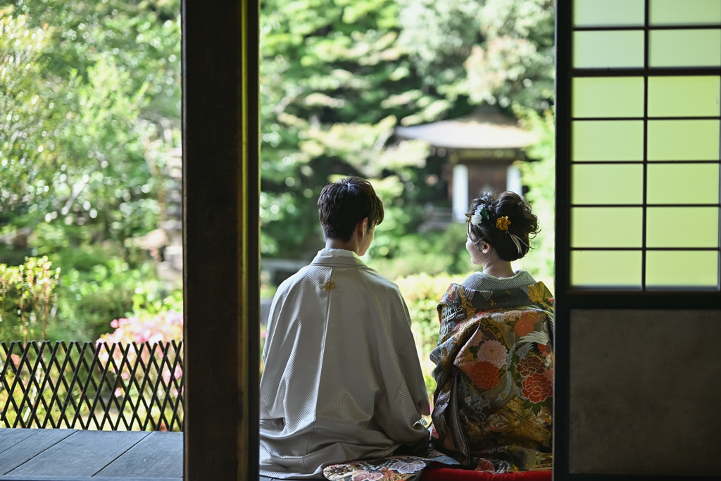 毘沙門堂の縁側に座っている夫婦