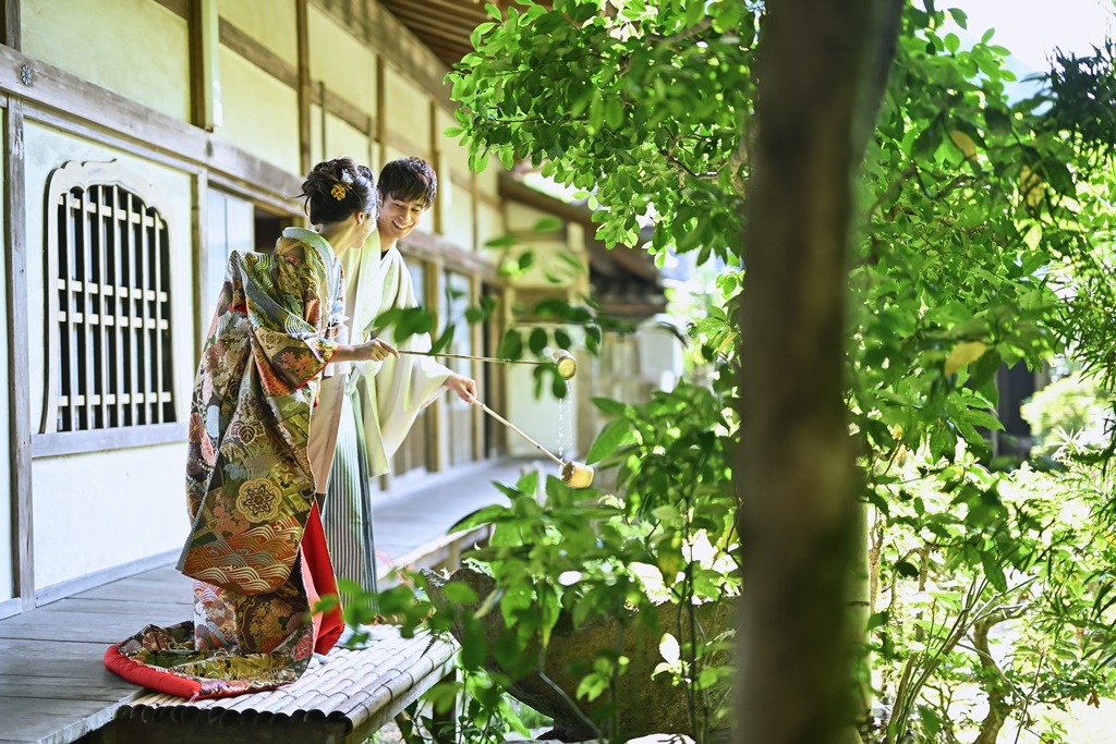 手水鉢で手を洗っている結婚写真