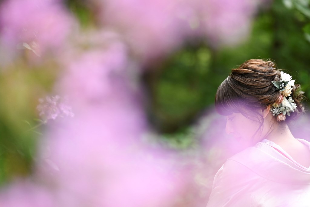 色とりどりの花が咲くお花畑に立つ白無垢の花嫁。春の和装前撮りで人気のお花畑フォト