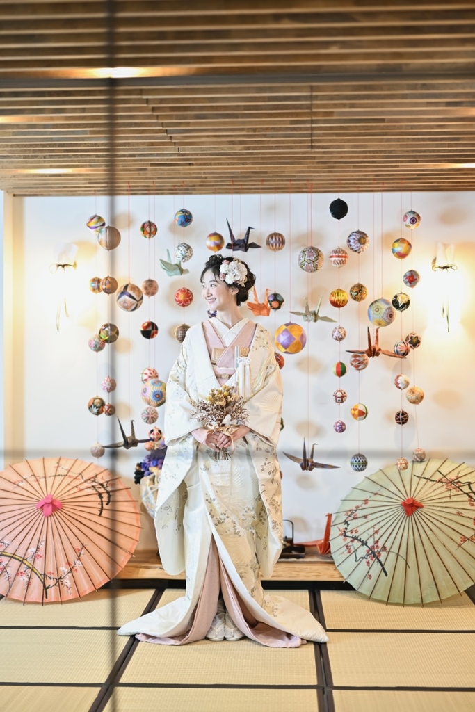 白無垢にピンクの掛下を合わせた花嫁のおしゃれな和装コーデ。6月のジューンブライドに撮る和装前撮り