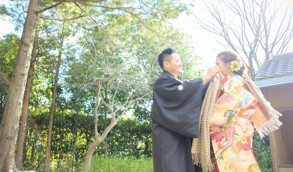新郎が新婦にマフラーをかけてあげるシーン。冬の前撮りで人気のマフラーを使ったポーズ